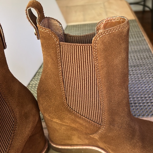 Gently used! STEVE Madden Saddle Brown Suede Wedge Ankle Boots - Picture 5 of 12